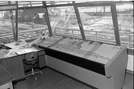 Dienstraum des neuen Stellwerks Hasbergen (Hf). Abgebildet ist der Fahrdienstleiter-Posten mit Signal- und Weichenstellpult - Aufnahme vom 04. Februar 1969