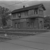 Außenansicht des damaligen Stellwerks Hasbergen-Fahrdienstleiter (Hnf). Links am Bildrand ist das neue Stellwerk zu erkennen. - Jahr 1967