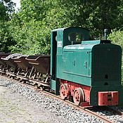 Lok 30 (Schöma 27 PS alter Bauweise) mit gemischtem Kipploren-Zug