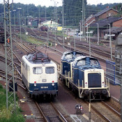 150 138 holt um 11:39 Uhr einen Leerzug, während rechts am Bahnsteig 211 077 und 211 012 in Doppeltraktion stehen - 13. August 1993
